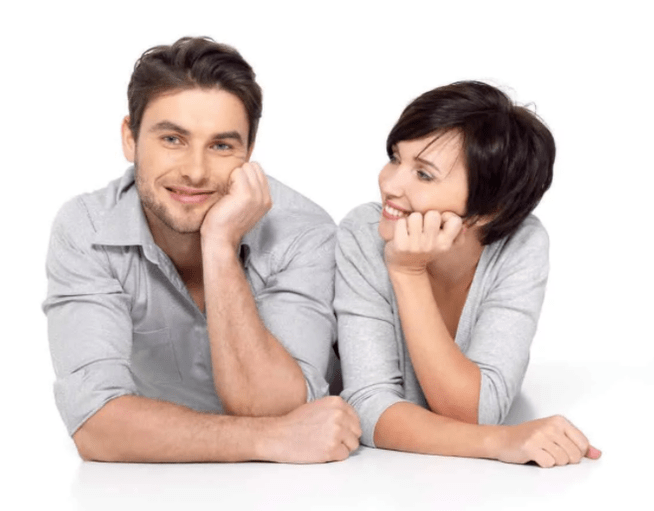 Homme et femme satisfaits après un traitement de la prostatite avec des gélules de Prostamin