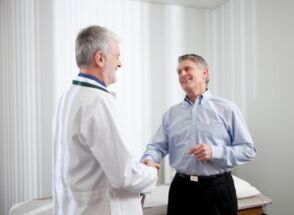 médecin et patient satisfait de la prostatite guérie