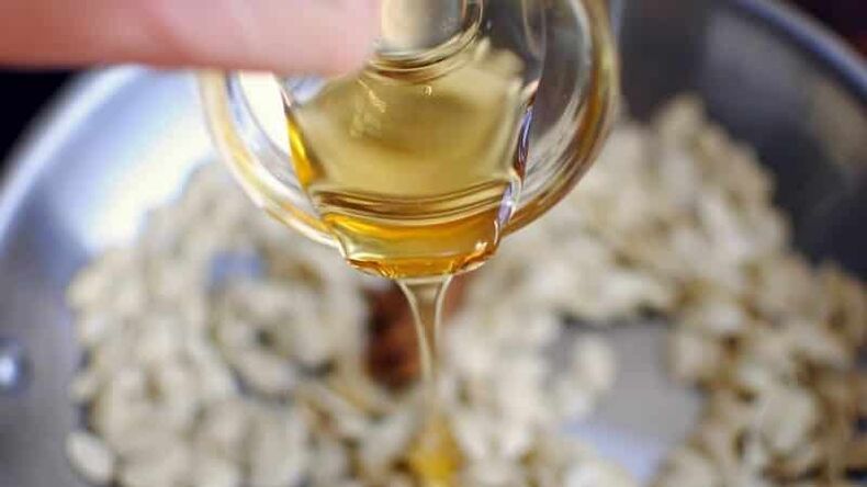 Le miel double l'effet curatif des graines de citrouille, soulageant les symptômes de la prostatite