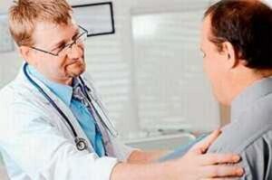 Un homme atteint de prostatite lors d'un rendez-vous chez le médecin